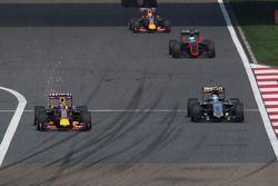 Daniil Kvyat, Red Bull Racing RB11 y Sergio Pérez, Sahara Force India F1 VJM08