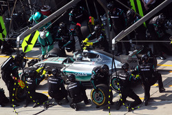 Nico Rosberg hace una parada en los pits en su Mercedes AMG F1 W06