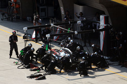 Фернандо Алонсо, McLaren MP4-30 во время пит-стопа