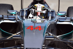 Победитель гонки Льюис Хэмилтон Mercedes AMG F1 празднует в закрытом парке