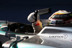Le vainqueur Lewis Hamilton Mercedes AMG F1 W06 fête sa victoire dans le Parc Fermé