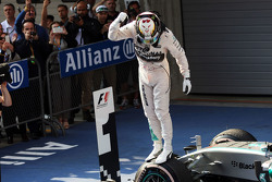 Ganador de la carrera, Lewis Hamilton celebra en su Mercedes AMG F1 W06