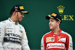Подиум: Льюис Хэмилтон Mercedes AMG F1 - победитель гонки и Себастьян Феттель Ferrari - третий
