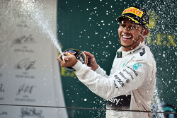 El ganador de la carrera, Lewis Hamilton Mercedes AMG F1 celebra con champagne