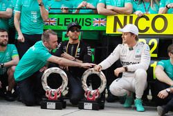 Paddy Lowe Mercedes AMG F1con el ganador, Lewis Hamilton Mercedes AMG F1 y segundo lugar, Nico Rosberg Mercedes AMG F1