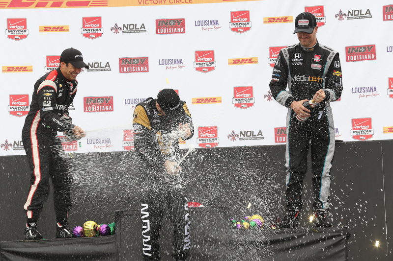 Podio: Segundo lugar Helio Castroneves, del equipo Penske Chevrolet, ganador de la carrera James Hinchcliffe, Sam Schmidt Motorsports Honda y tercer clasificado, James Jakes, Sam Schmidt Motorsports