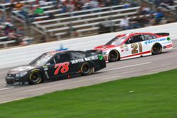 Martin Truex Jr., Furniture Row Racing Chevrolet y Ryan Blaney, Woods Brothers Racing Ford