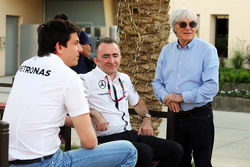 (De izquierda a derecha): Toto Wolff, Mercedes AMG F1 Accionista y Director Ejecutivo con Paddy Lowe