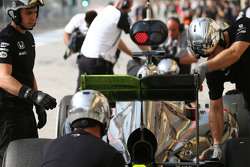 Jenson Button, McLaren MP4-30, avec de la peinture flow-vis sur l'aileron arrière
