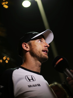 Jenson Button, McLaren avec les médias