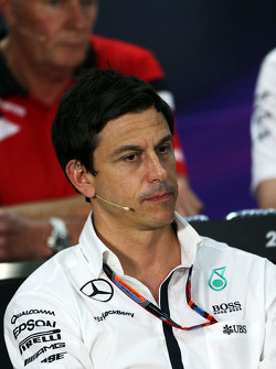 Toto Wolff, Mercedes AMG F1 Accionista y Director Ejecutivo en la Conferencia de prensa de la FIA