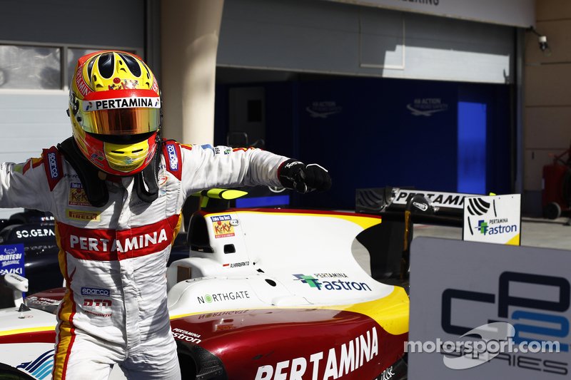 Rio Haryanto mengekspresikan kegembiraannya meraih kemenangan perdana di GP2 bersama Campos Racing