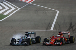 Nico Rosberg, Mercedes AMG F1 W06 bloque une roue au freinage alors qu'il lutte contre Kimi Raikkonen, Ferrari SF15-T