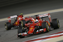 Sebastian Vettel, Ferrari SF15-T lidera a su compañero Kimi Raikkonen, Ferrari SF15-T