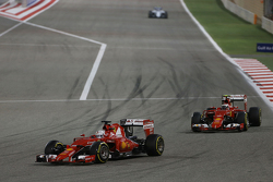 Себастьян Феттель, Ferrari SF15-T lедет впереди напарника по команде Кими Райкконена, Ferrari SF15-T