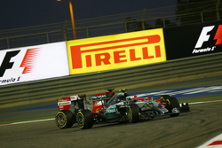 Нико Росберг, Mercedes AMG F1 W06 и Себастьян Феттель, Ferrari SF15-T борются за позицию