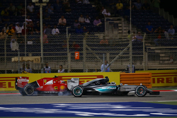 Борьба за позицию - Льюис Хэмилтон, Mercedes AMG F1 W06 и Кими Райкконен, Ferrari SF15-T battle for