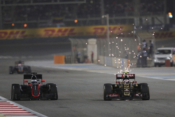 Фернандо Алонсо, McLaren MP4-30 и Пастор Мальдонадо, Lotus F1 E23 борются за позицию