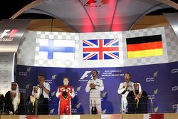 El podio Kimi Raikkonen, de Ferrari, segundo; Lewis Hamilton, Mercedes AMG F1, ganador de la carrera; Nico Rosberg, de Mercedes AMG F1, tercero