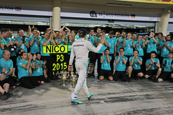 Нико Росберг, Mercedes AMG F1празднует с командой