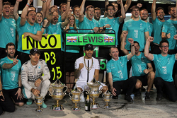 Le troisième, Nico Rosberg, Mercedes AMG F1 et le vainqueur Lewis Hamilton, Mercedes AMG F1 fêtent leurs résultats avec l'équipe