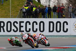 Leon Haslam, Aprilia Racing Team, Michael van der Mark, Pata Honda, et Tom Sykes, Kawasaki