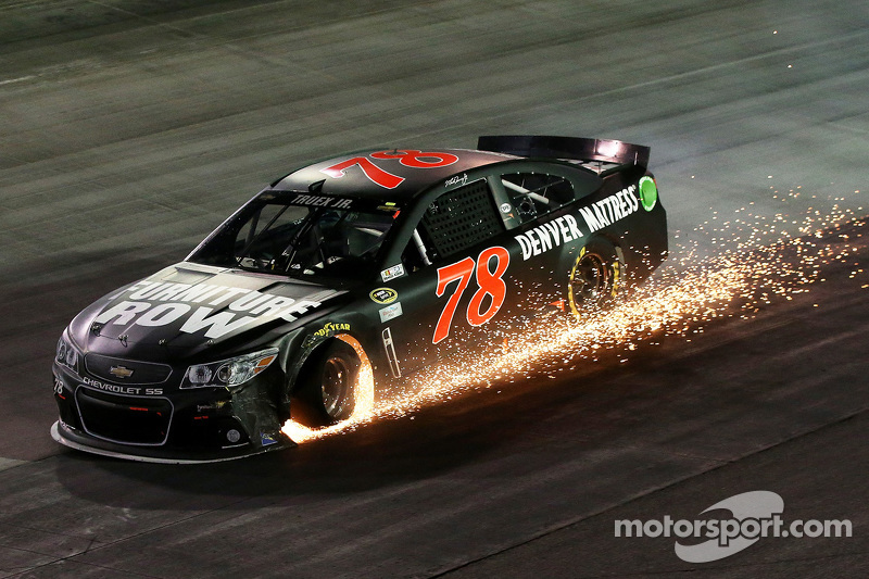 NASCAR, Брістол-2015: Мартін Труекс-мол., Furniture Row, Chevrolet SS