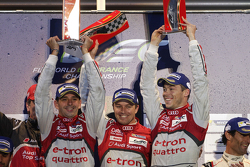 Podio: Benoit Treluyer, Andre Lotterer, Marcel Fassler, Audi Sport Team Joest