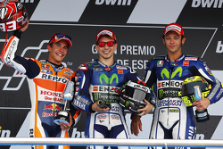 Podium : le deuxième Marc Marquez et le vainqueur Jorge Lorenzo et le troisième Valentino Rossi