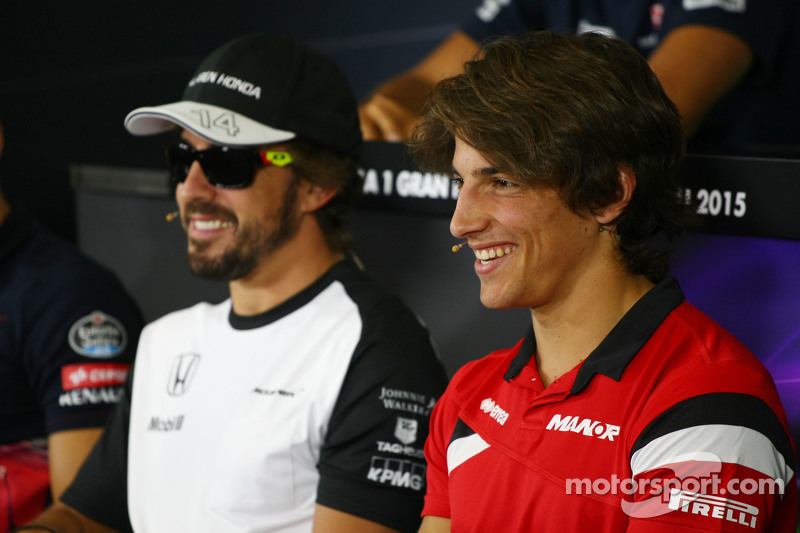 Roberto Merhi, Manor Marussia F1 Team, und Fernando Alonso, McLaren, in der FIA-Pressekonferenz