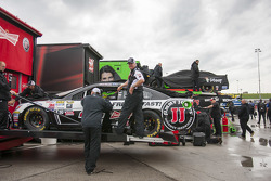 El auto de Kevin Harvick, Stewart-Haas Racing Chevrolet is unloaded