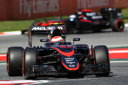 Jenson Button, McLaren MP4-30 devant son équipier Fernando Alonso, McLaren MP4-30