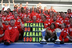 Michael Schumacher fête son 90e succès 90th et le 90e de Ferrari avec les membres de la Scuderia Ferrari
