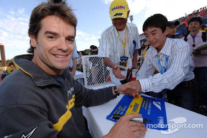 Carlos Checa firma autógrafos