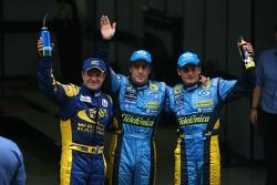 Ganador de la pole Fernando Alonso celebra con Rubens Barrichello y Giancarlo Fisichella