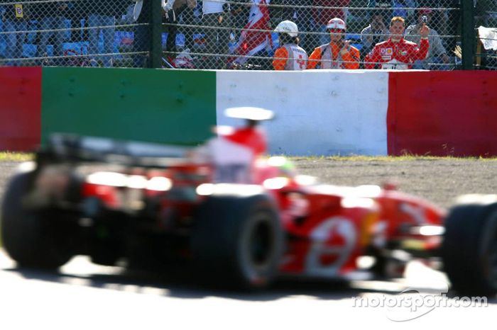 Michael Schumacher se detuvo en la pista por fallo de motor