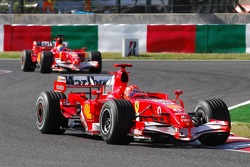 Michael Schumacher devant Felipe Massa