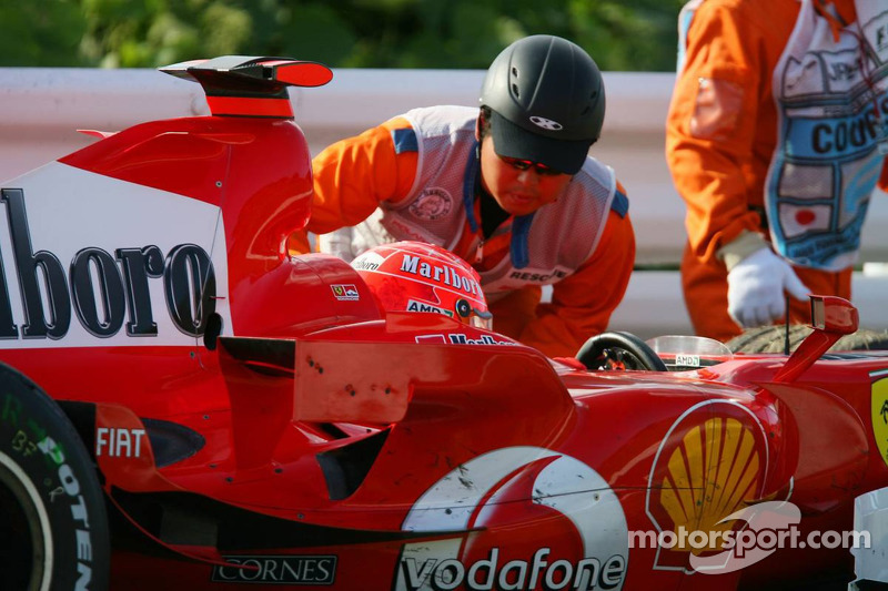Michael Schumacher se detuvo en la pista por fallo de motor