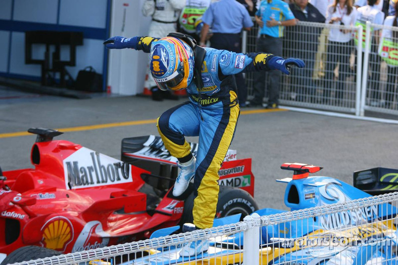 Ganador de la carrera Fernando Alonso celebra