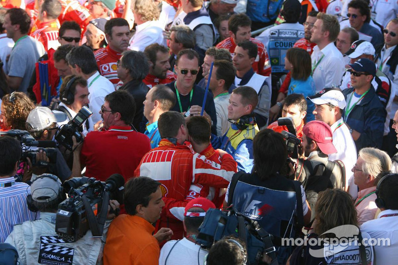 Alles stürmt auf Michael Schumacher ein