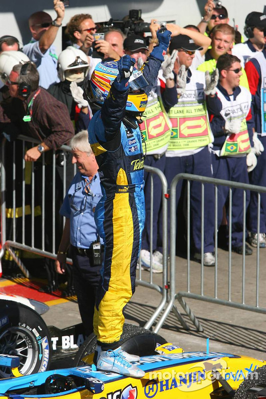 Чемпіон Ф1 2006 року Фернандо Алонсо святкує