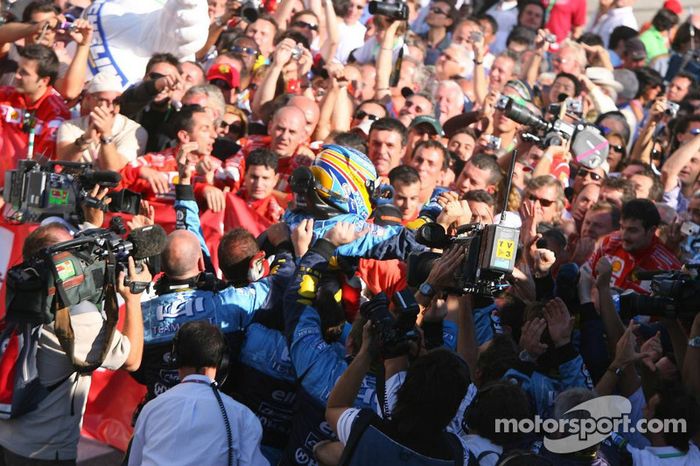 Campeón del mundo 2006 F1, Fernando Alonso, celebrando