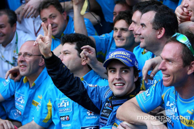 Чемпіон Ф1 2006 року Фернандо Алонсо святкує з членами команди Renault F1