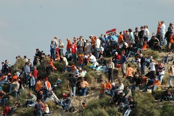 Nederlandse fans in de duinen van Zandvoort tijdens de A1GP
