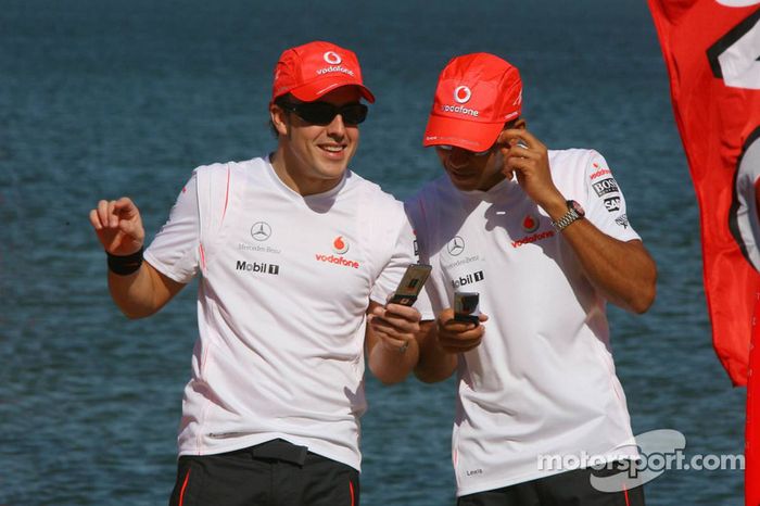 Fernando Alonso, McLaren Mercedes, y Lewis Hamilton, McLaren Mercedes