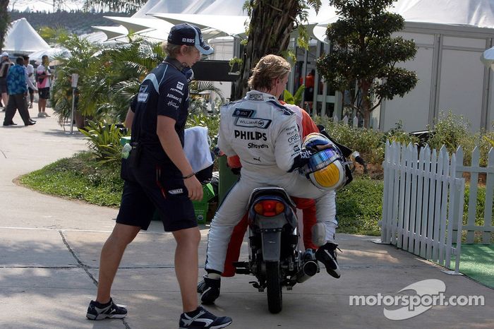 Nico Rosberg, WilliamsF1 Team vuelve a boxes tras un fallo mecánico