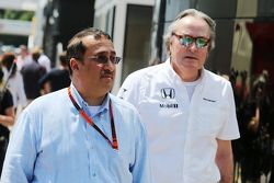 Sheikh Mohammed bin Essa Al Khalifa, director general de la Junta y de McLaren Accionista Desarrollo Económico de Bahrein con Mansour Ojjeh, McLaren accionista