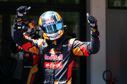 Sebastian Vettel, Ferrari celebra con Lewis Hamilton, de Mercedes AMG F1 en la clasificación en parc