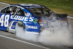 Le vainqueur Jimmie Johnson, Hendrick Motorsports Chevrolet fête sa victoire