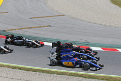 Felipe Nasr, Sauber C34, Marcus Ericsson, Sauber C34 y Jenson Button, McLaren MP4-30 al comienzo de